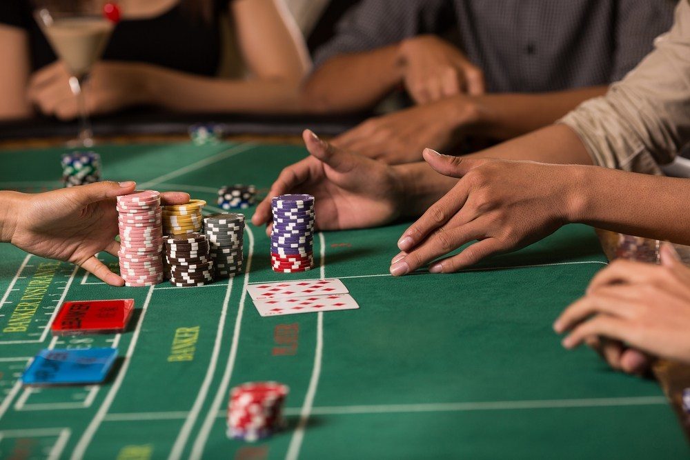 I giocatori si sistemano attorno al tavolo, con ogni postazione dotata di segnaposto numerati per identificare le rispettive puntate in gioco. Il loro ruolo è piuttosto passivo, poiché l'esito finale dipende principalmente dalle carte distribuite. strategie baccarat