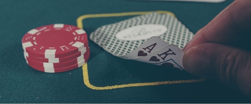 Appassionato di illusionismo, giochi di carte e musica elettronica, integra nei suoi progetti un approccio fresco e dinamico, contribuendo alla produzione di contenuti informativi e coinvolgenti per il pubblico. Marco è un video creatore freelance e un esperto di iGaming con oltre tre anni di esperienza nel campo dei casinò online. Laureato in economia e statistica, ha acquisito una solida comprensione delle strategie di gioco, delle probabilità e dell'analisi del settore del gioco d'azzardo, con particolare attenzione a poker, blackjack ed eventi dal vivo.